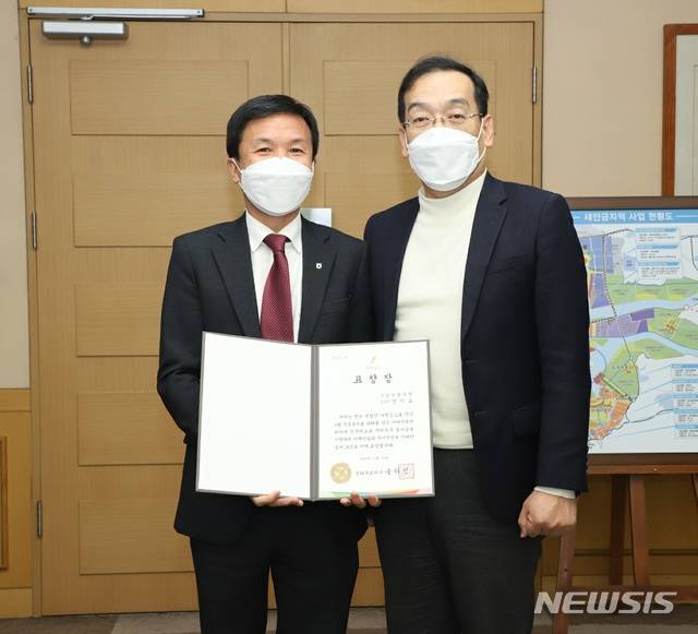 [전주=뉴시스]윤난슬 기자 = 장기요 NH농협은행 전북본부장(왼쪽)이 6일 집중호우로 피해를 본 지역주민을 위한 금융지원 공로를 인정받아 '2020년 전북도지사 표창'을 받았다.2021.01.06.(사진=전북농협 제공)
