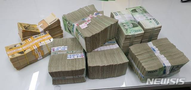 [전주=뉴시스]윤난슬 기자 = 새해 첫 전북지역 아너소사이어티 회원은 '김달봉'이라는 이름을 남긴 익명의 기부자인 것으로 확인됐다. 기부금 1억2000만원.(사진=전북사회복지공동모금회 제공)