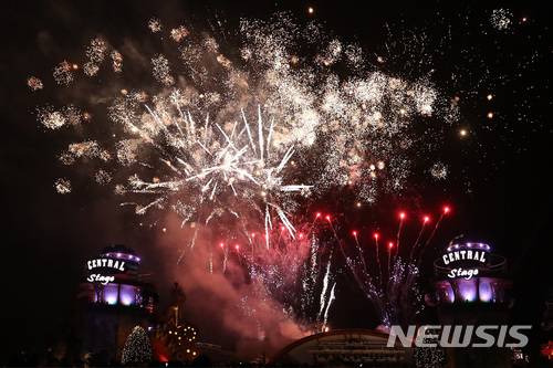 【제주=뉴시스】 31일밤부터 1일 새벽까지 열린 제주신화월드의  ‘2018 카운트다운 파티’ 중 참석한 도민들의 카운트다운과 함께 신화테마파크 센트럴 스테이지 위로 화려한 불꽃놀이가 펼쳐지고 있다. 2018.01.01 (사진= 제주신화월드 제공) photo@newsis.com