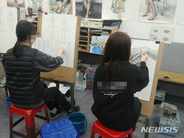 [안양=뉴시스] 안형철 기자 = 오는 13일부터 시작되는 미술대학 실기시험을 준비 중인 수험생. 2021.1.6. goahc@newsis.com