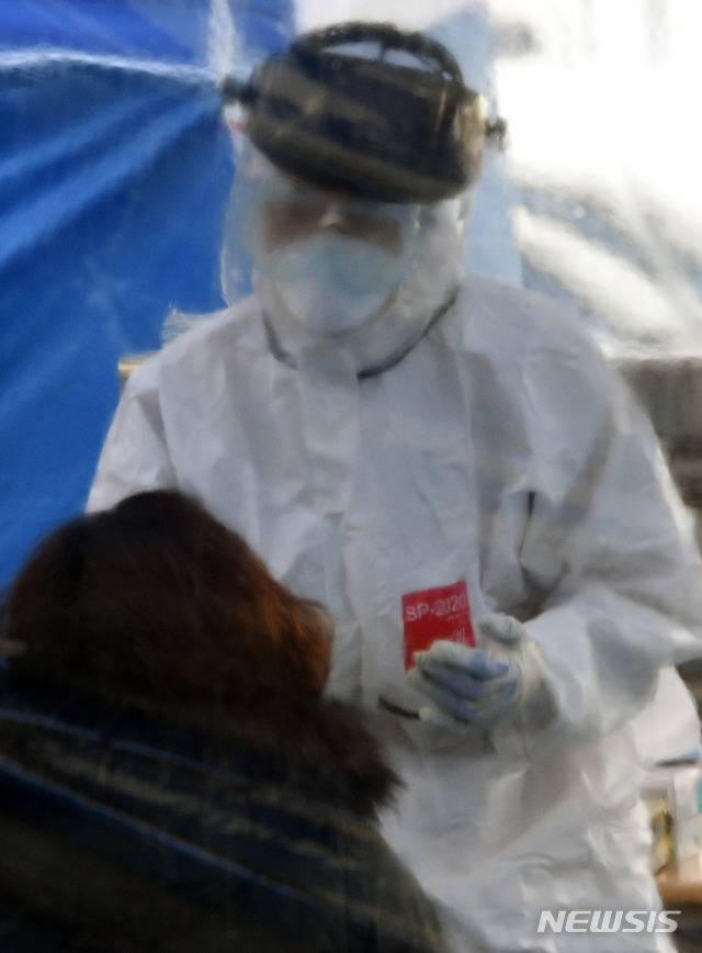 [대구=뉴시스] 이무열 기자 = 전국에 한파가 몰아치며 영하권 날씨를 보인 6일 오전 대구 수성구 보건소 코로나19 선별진료소에서 의료진이 검체 채취를 하고 있다. 2021.01.06. lmy@newsis.com