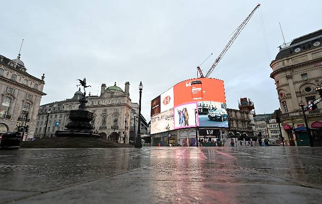 런던 중심가의 원형광장인 피카딜리 서커스가 인적이 끊긴 채 텅 비어 있다. 연합뉴스