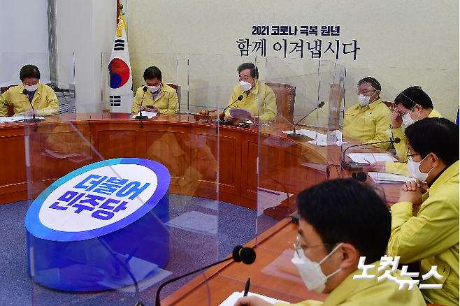 더불어민주당 이낙연 대표가 6일 오전 국회에서 열린 당 최고위원회의에서 모두발언을 하고 있다. 윤창원 기자