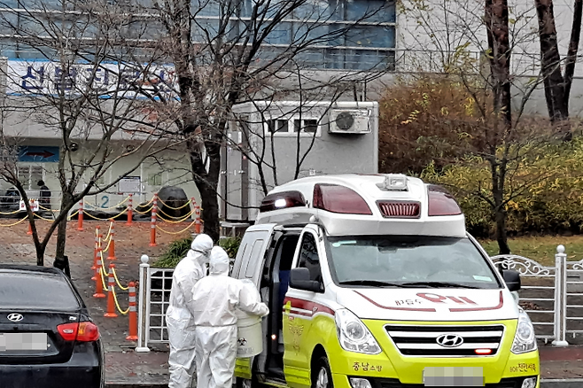 천안시청 선별진료소에서  구급대원들이 의료폐기물을 수거하고 있다. 천안시 제공