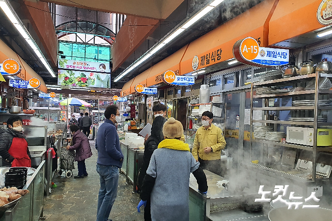 순천시가 '낮술 금지' 행정명령을 내린 가운데 지난 5일 순천웃장 국밥거리에서 관계 공무원이 단속을 벌이고 있다. 독자 제공