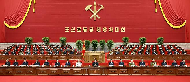 북한 노동당 기관지 노동신문은 6일 제8차 당 대회가 지난 5일 평양에서 개막했다고 밝혔다. 대회장 주석단에 참석자들이 앉아있는 모습. 뉴스1 제공