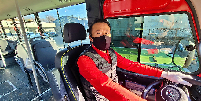 의식을 잃은 70대 승객을 구한 전북 전주 마을버스 운전기사 주대영 (59)씨. 전주시설공단 제공