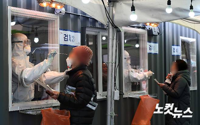 임시선별소에서 코로나19 의료진이 검체 채취를 하고 있다. 황진환 기자