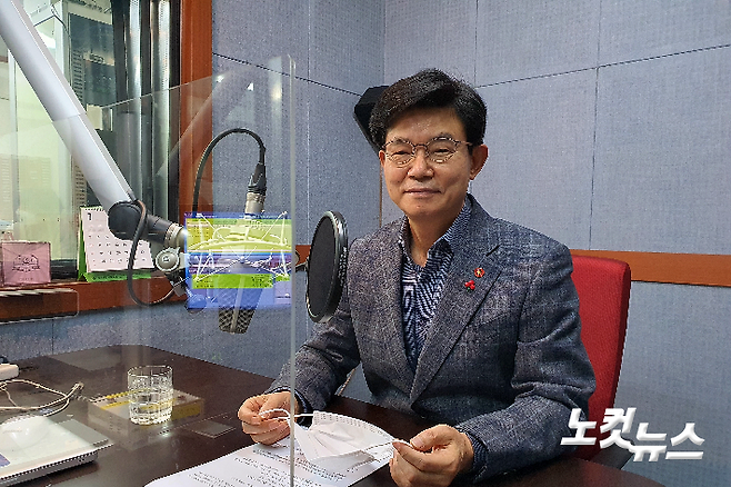 제주CBS <시사매거진 제주> 이석문 교육감 신년대담 모습. 류도성 아나운서.