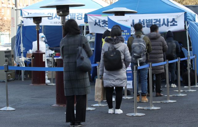 서울 서초구 고속버스터미널 앞에 마련된 임시 선별검사소에서 시민들이 검체 검사를 받기 위해 대기하고 있다./연합뉴스
