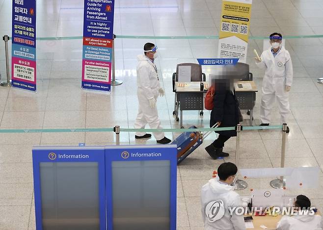 8일부터 외국인 입국자 PCR 음성확인서 필요 지난 3일 인천공항 입국장에 설치된 해외입국자 관련 안내판 [연합뉴스 자료사진]
