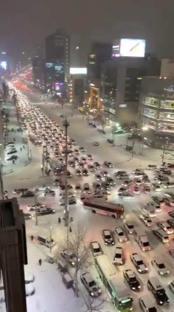 폭설에 꽉 막힌 강남 도산대로 [독자 제공. 재판매 및 DB 금지]