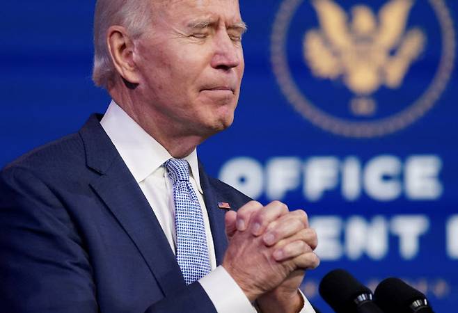 조 바이든 미국 대통령 당선인이 6일(현지시간) 델라웨어주 윌밍턴의 대통령직 인수위원회 본부에서 사상 초유의 미 의사당 시위대 난입 사태에 대해 언급하면서 두 손을 모으고 기도하고 있다. (사진=로이터/연합뉴스 제공)