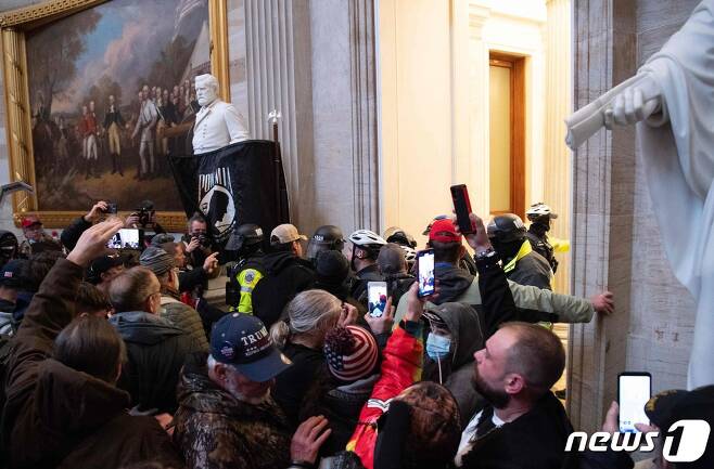 미국 국회의사당에 난입한 시위대 © AFP=뉴스1