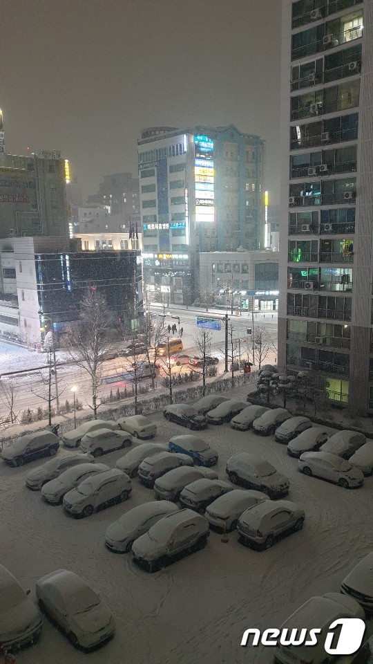 밤사이 7cm의 눈이 내린 대전의 한 아파트 주차장에 눈이 쌓여있다. /© 뉴스1 최영규 기자