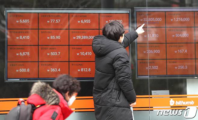 4일 서울 강남구 국내 암호화폐 거래소 빗썸 앞에 설치된 시세전광판에 비트코인 시세가 나타나고 있다. 지난달 27일 최초로 3000만원을 기록했던 비트코인 가격은 지난해 마지막 날 3200만원을 넘겼고, 새해 들어서도 급등세를 보이며 지난 3일 한때 3900만원을 돌파했다. 2021.1.4/뉴스1 © News1 이성철 기자