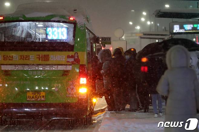 서울 전역에 대설주의보가 발효된 6일 오후 서울 잠실역 인근에서 시민들이 버스에 오르고 있다.2020.1.6/뉴스1 © News1 이동해 기자