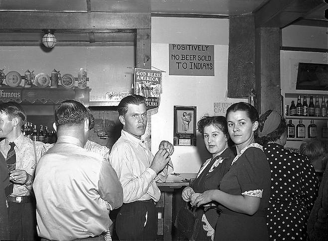 1930년대 미국 몬태나주의 한 술집 풍경. 벽면에 '인디언에 맥주를 팔지 않는다'는 안내문이 보인다 / 사진출처 =위키피디아