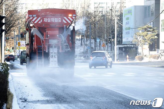 영하 20도의 북극 한파가 몰아친 7일 오전 서울 양천구 목동 일대에서 제설차량이 얼어붙은 빙판길을 정비하고 있다. © News1 권현진 기자