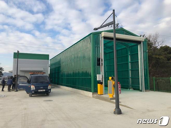 충북 음성지역 가금류 농장 3곳에서 발생한 고병원성 AI는 야생 조류 분변이 원인으로 추정되고 있다. 사진은 음성군 삼성면 AI 거점소독소 모습.(뉴스1 DB)2020.1.7/© 뉴스1