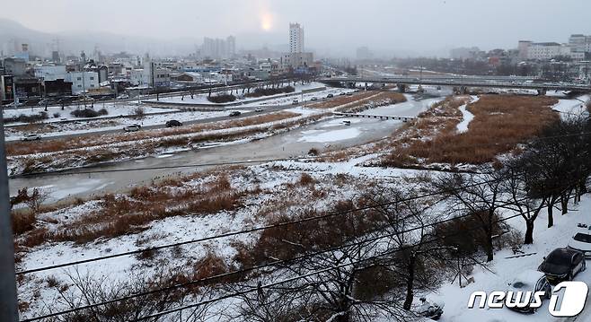 7일 오전 충북 청주 도심이 전날부터 내린 눈으로 하얗게 변해있다. 전날 오후부터 이날 아침까지 청주에는 4.5cm의 눈이 내렸다. 2021.1.7/뉴스1 © News1 김용빈 기자