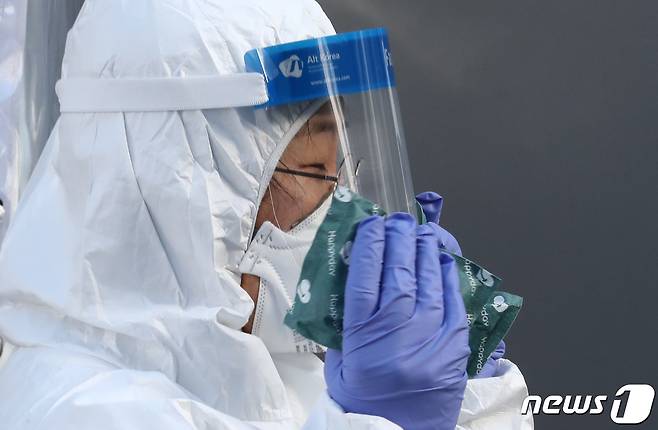 7일 대전 서구보건소에 마련된 선별진료소 의료진 모습. 2021.1.7/뉴스1 © News1 김기태 기자