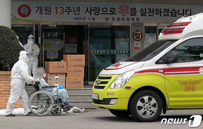 3일 오후 광주 광산구 효정요양병원에서 방역당국 관계자들이 코로나19 확진자를 이송하고 있다. 이날 오후 2시 기준 해당요양병원 간호사와 요양보호사 등 종사자 9명과 입소환자 등 53명이 이틀 사이 코로나19 확진 판정을 받았다. 2021.1.3/뉴스1 © News1 황희규 기자