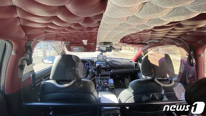 제천시는 코로나19 확산을 예방하기 이해 지역내 모든 택시내에 비말차단 칸막이를 설치했다.(제천시 제공)© 뉴스1