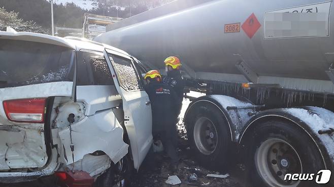 7일 오전 10시14분께 대전 대덕구 비래동 경부고속도로 대전IC~비룡JC 방면 1㎞ 지점에서 카니발이 탱크로리와 충돌하는 등 3중 추돌사고가 발생해 3명이 다쳐 병원으로 이송됐다. (대전소방본부 제공) © 뉴스1