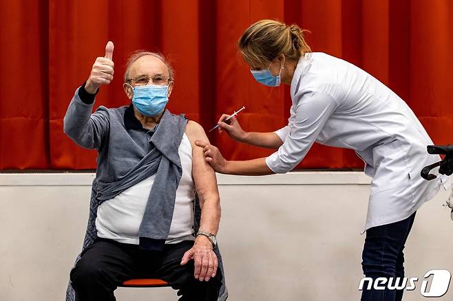 네덜란드에서 6일(현지시간) 한 요양원 거주민이 화이자·바이오엔테크의 코로나19 백신을 접종받고 있다. © AFP=뉴스1