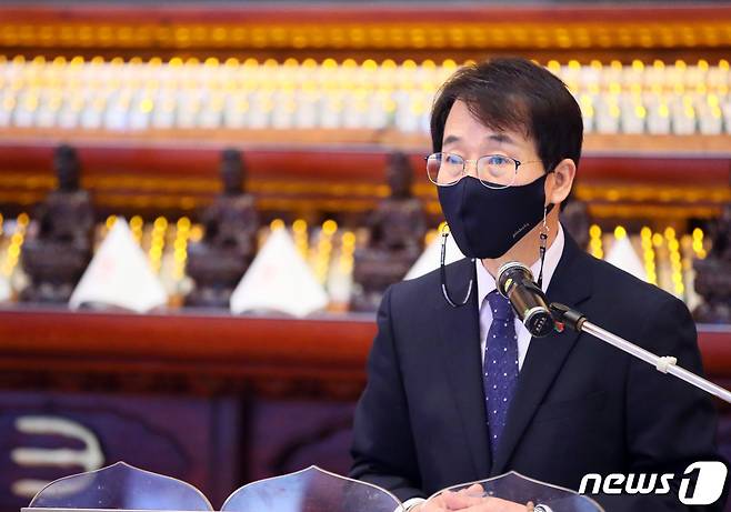 이원욱 제21대 국회 정각회 신임 회장이 18일 서울 종로구 조계사 대웅전에서 열린 제21대 국회 정각회 개원 및 회장 취임법회에서 취임사를 하고 있다. 2020.11.18/뉴스1 © News1 국회사진취재단