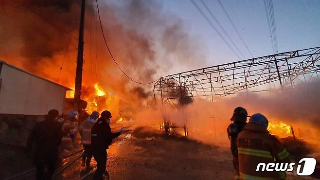 7일 오후 4시57분께 경기 고양시 일산동구 설문동의 가구공장에서 불이 나 1시간10분 만에 꺼졌다. (사진제공=경기도북부소방재난본부) © 뉴스1