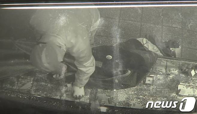 광주 남부경찰서는 특수절도 혐의로 광주 서부경찰서 한 파출소 소속 A경위를 붙잡아 조사 중이라고 7일 밝혔다. A경위는 지난해 12월18일 오전 4시쯤 광주 남구의 한 금은방에 침입해 금목걸이와 반지 등 2500~3000만원 상당의 귀금속을 훔쳐 달아난 혐의를 받고 있다. 사진은 A경위가 도구를 이용해 귀금속을 훔치는 모습.(독자제공 CCTV 영상 캡처) 2020.1.7/뉴스1 © News1 황희규 기자