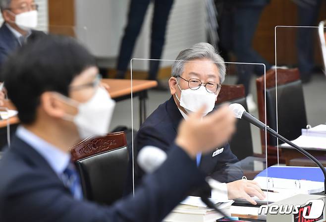 이재명 경기도지사가 19일 오후 경기도 수원시 팔달구 경기도청에서 열린 국회 행정안전위원회의 경기도에 대한 국정감사에서 증인으로 출석한 송경호 조세연구원 부연구위원의 답변을 경청하고 있다. 2020.10.19/뉴스1 © News1 사진공동취재단