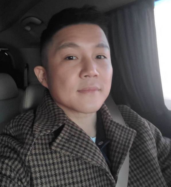 Jo Se-ho posted a picture on the Instagram on the 7th with an article entitled Lets wear warm clothes! # Jo Se-ho.The photo shows Moving in the car, Jo Se-ho smiling softly.In particular, Jo Se-ho, who recently succeeded in a 30kg diet, attracted attention with his face that seemed to be emaciated.On the other hand, Jo Se-ho is appearing on TVN entertainment Yu Quiz on the Block.