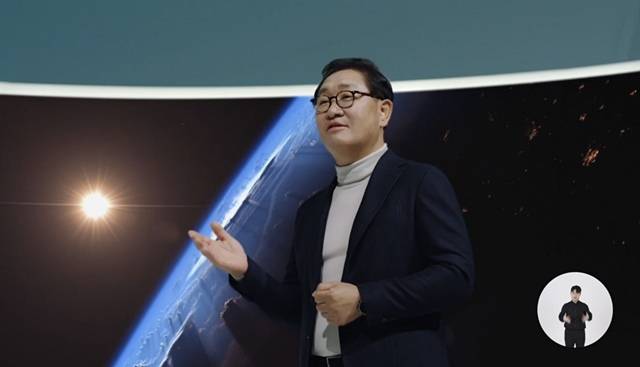 한종희 삼성전자 영상디스플레이사업부장(사장)은 '스크린 포 올' 비전을 제시했다. /유튜브 갈무리