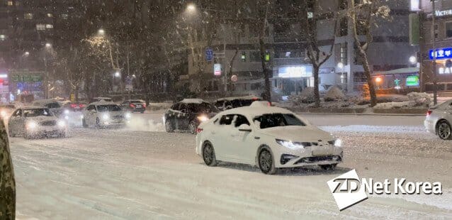 6일 밤 서울 매봉터널 인근 남부순환도로에 눈이 쌓이면서 일부 차량들이 서행운전을 하고 있다.