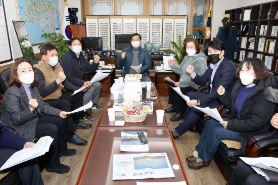 조영훈 중구의회 의장을 비롯 중구의회 의원들이 7일 열린 신년간담회에서 성공적인 의회 운영을 다짐하고 있다.