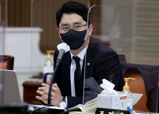 김병욱 국민의힘 의원이 지난해 10월19일 대구 북구 경북대학교 글로벌플라자에서 열린 국회 교육위원회의 대구·경북 및 강원 국립대에 대한 국정감사에서 질의하고 있다. [이미지출처=연합뉴스]