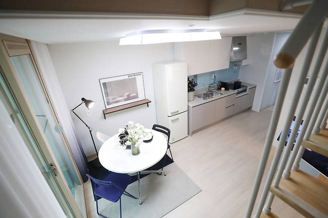 경기 화성시 LH 임대주택 100만호 기념단지인 동탄 공공임대주택의 복층형 세대 내부. 2020.12.16/연합뉴스