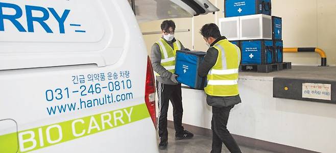 지난달 31일 경기도 김포의 한울티엘에서 직원들이 온도에 민감한 백신을 담을 수 있는 저온 저장 용기를 차량으로 옮기고 있다. 코로나19 퇴치를 위한 글로벌 차원의 백신 보급이 본격화되면서 이를 안전하게 유통하기 위한 콜드체인 시장이 주목받고 있다. /고운호 기자
