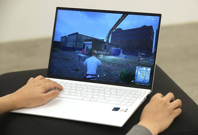 그램 16으로 총쏘기 게임 배틀그라운드를 플레이하는 모습. '국민 옵션'으로 플레이했을때, 약간의 끊김이 느껴졌다. / 장련성 기자