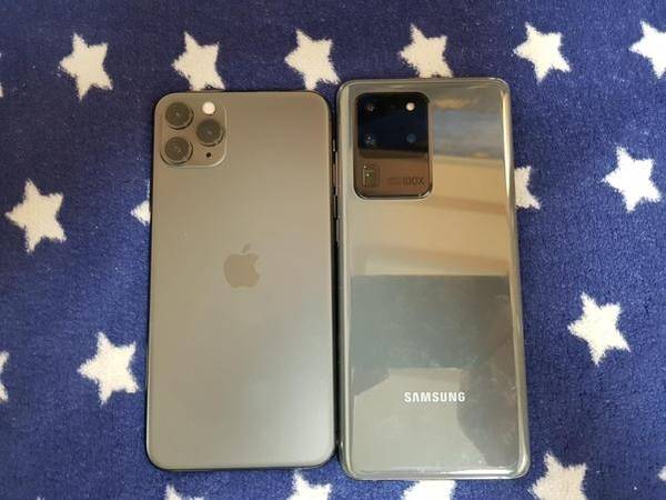 아이폰11 프로맥스(왼쪽)와 갤럭시S20 울트라. /이경탁 기자