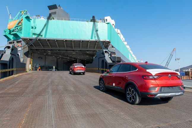 르노삼성자동차 부산공장에서 생산된 XM3(수출명 뉴 아르카나)가 2020년 12월 25일 유럽으로 향하는 자동차운반선에 선적되고 있다. ⓒ르노삼성자동차