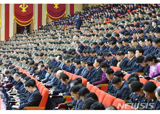 [서울=뉴시스]북한 노동신문은 지난 6일 평양에서 노동당 제8차 대회 2일차 회의가 열렸다고 7일 보도했다. 2021.01.07. (사진=노동신문 캡쳐) photo@newsis.com /사진=뉴시스