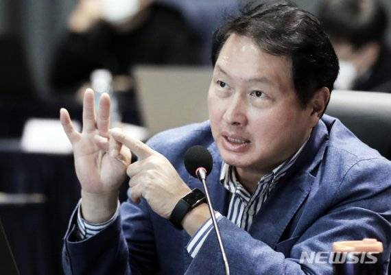 최태원 SK그룹 회장이 박용만 현 대한상의 회장 후임으로 사실상 내정된 것으로 알려졌다. 최 회장이 지난해 10월 21일부터 23일까지 제주 디아넥스 호텔에서 열린 ‘2020 CEO세미나’에서 파이낸셜 스토리로 기업 가치를 제고하는 방안에 대해 논의하고 있다. /뉴시스