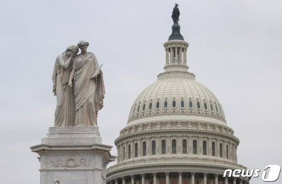 미국 민주당이 조지아주 연방상원의원 2석을 모두 차지하면서 12년만에 백악관, 하원, 상원을 모두 차지하는 트리플 크라운을 달성했다. 사진은 워싱턴 DC의 의사당 건물 /뉴스1