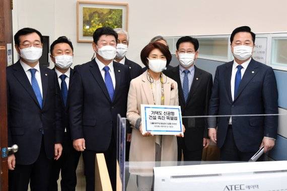 한정애 더불어민주당 의원과 부산·울산·경남 지역 의원들이 국회 의안과에서 '가덕도 신공항 건설 촉진 특별법'을 제출하고 있다. 뉴스1