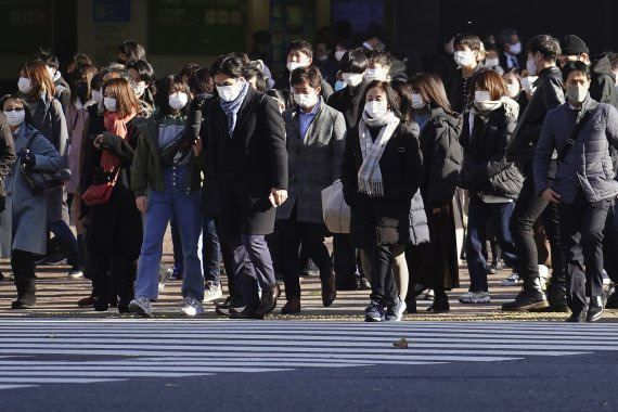 7일 도쿄 시부야 지역의 출근길 표정. AP뉴시스