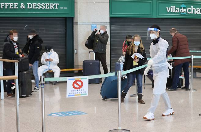 7일 중앙방역대책본부(방대본)에 따르면 8일부터 전국 공항을 통해 입국하는 외국인에 대해서는 유전자증폭(PCR) 검사 음성 확인서 제출이 의무화된다. 사진은 이날 인천국제공항 입국장에서 유럽발 외국인 입국자들이 안내를 받고 있다. 연합뉴스
